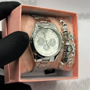 Kit Relógio Feminino Luxo Prata Pallyjane MK Cravejado A prova d’água + Pulseira Berloques + Caixinha – Prateado