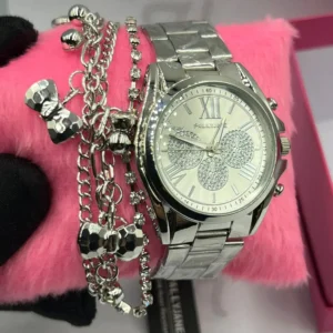 Kit Relógio Feminino Luxo Prata Pallyjane MK Cravejado A prova d’água + Pulseira Berloques Laços + Caixinha – Prateado